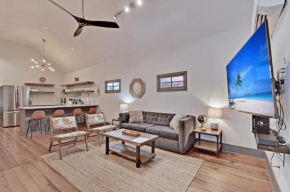 Sea Breeze Suite at The Dunes on Coming - 4BD and 4BA luxury suite just 2 blocks from King St